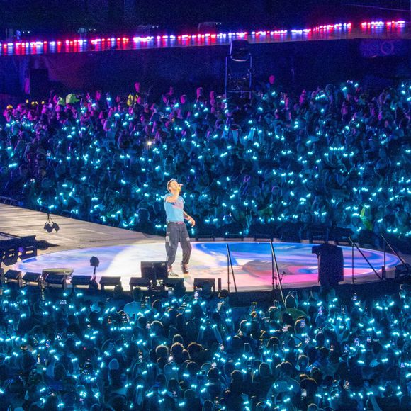 Coldplay a clôturé la dernière soirée de leur tournée record de 10 concerts au stade de Wembley en dédiant Fix You à la famille de Charlie Kirk, suite à la mort tragique de l'activiste d'extrême droite. Chris Martin a demandé à la foule d'envoyer de l'amour aux "familles qui ont connu de terribles souffrances". La soirée a également été marquée par une surprise pour l'anniversaire de Jonny Buckland et par une setlist vibrante couvrant les 25 ans de carrière du groupe, le 12 septembre 2025, à Wembley, au Royaume-Uni. Photo by Bav Media/Splash News/ABACAPRESS.COM