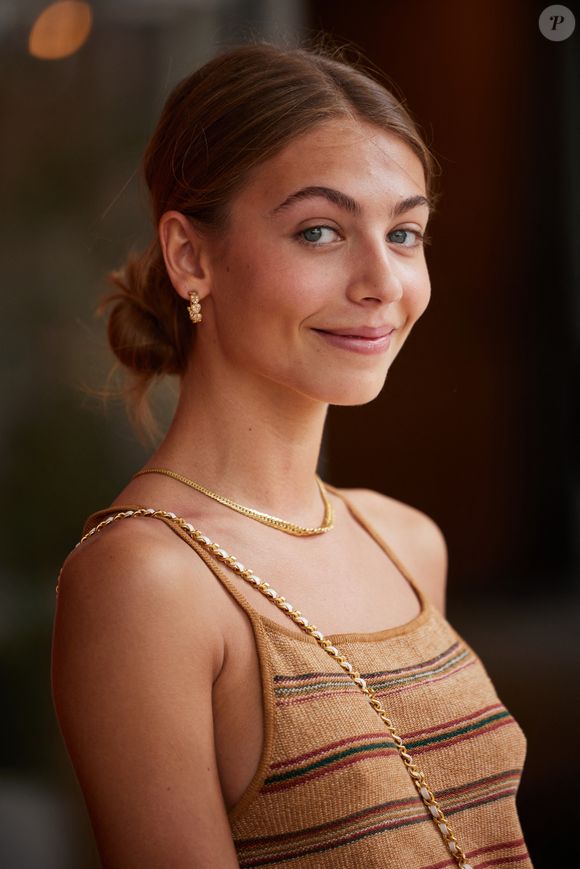 Déjà, en 2022, Stella s’était confiée aux journalistes de "Paris Match" sur son parcours singulier.

Stella Belmondo au village lors des Internationaux de France de tennis de Roland Garros 2023, à Paris, France, le 9 juin 2023. © Jacovides-Moreau/Bestimage
