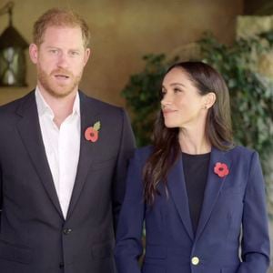 Les membres de la famille royale britannique auto-exilés, le prince Harry et Meghan Markle (duc et duchesse de Sussex), sont apparus ensemble pour la première fois en trois mois dans une nouvelle vidéo. - Picture MUST credit: Cancilleria Columbia

Self-exiled British royals Prince Harry and Meghan Markle have appeared together for the first time in three months  in a new video.
The Duke and Duchess of Sussex spoke about online violence against children.
Both wearing dark blazers with UK war dead Remembrance poppies fastened on their lapels.
The couple called for greater protections for against the threat of digital violence and harm.
After their two-minute speech, they couple a sweet moment as Harry, 40, affectionately wrapped his arm around Meghan, 43.
The video message was played at the inaugural Global Ministerial Conference on Violence Against Children in Colombia, as the Duke and Duchess called for greater protections for 'the most vulnerable in our world' against the threat of digital violence and harm. 

Picture supplied by JLPPA