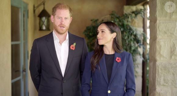 Les membres de la famille royale britannique auto-exilés, le prince Harry et Meghan Markle (duc et duchesse de Sussex), sont apparus ensemble pour la première fois en trois mois dans une nouvelle vidéo. - Picture MUST credit: Cancilleria Columbia

Self-exiled British royals Prince Harry and Meghan Markle have appeared together for the first time in three months  in a new video.
The Duke and Duchess of Sussex spoke about online violence against children.
Both wearing dark blazers with UK war dead Remembrance poppies fastened on their lapels.
The couple called for greater protections for against the threat of digital violence and harm.
After their two-minute speech, they couple a sweet moment as Harry, 40, affectionately wrapped his arm around Meghan, 43.
The video message was played at the inaugural Global Ministerial Conference on Violence Against Children in Colombia, as the Duke and Duchess called for greater protections for 'the most vulnerable in our world' against the threat of digital violence and harm. 

Picture supplied by JLPPA