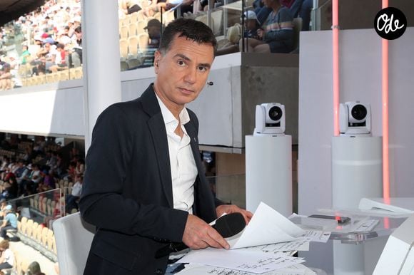 Laurent Luyat prépare ses interviews sur le plateau de France Télévisions lors des Internationaux de France de Tennis de Roland-Garros à Paris le 28 mai 2023. 

© Bertrand Rindoff / Bestimage