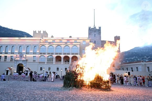 Illustration lors de la célébration de la fête de la Saint Jean sur la Place du Palais princier de Monaco, le 23 juin 2025.

La Saint Jean est à l'origine une fête païenne puis chrétienne. Pour les païens, c'était une fête qui célébrait les moissons. Une fois christianisée, cette fête est devenue celle du solstice d'été et donc la fête de la lumière.

© Bruno Bebert / Bestimage