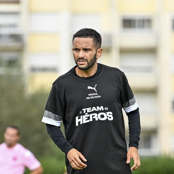 Impossible pour lui de faire l'impasse sur son impressionnante transformation physique qui a pu interloquer quelques internautes. A rappeler qu'il est passé de "122 à 70 kilos"

Exclusif - Malik Bentalha - Match de rentrée de la Team des Héros à Vesoul au profit des associations "Le Sourire d’Elias" et "Nous Aussi" le 8 septembre 2024. © Pierre Perusseau/Bestimage