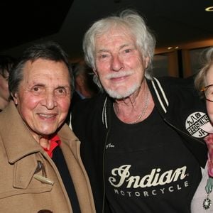 Rétro - Décès Humbert Ibach (Mémé Ibach),  auteur-compositeur, grand producteur de télé et de disques, qui a mis Sheila et Karen Cheryl en pleine lumière - Humbert Ibach, Hugues Aufray, Vline Buggy - 40 ans après la disparation de Claude François, sa parolière Vline Buggy reçoit les insignes de chevalier des Arts et Lettres des mains d'H. Aufray au sein de la Sacem à Paris le 9 avril 2018.