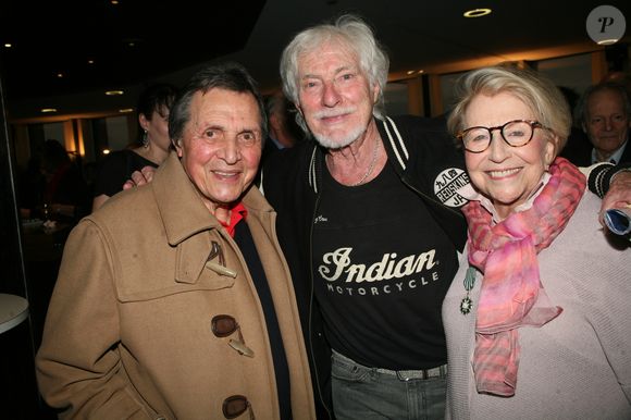 Rétro - Décès Humbert Ibach (Mémé Ibach),  auteur-compositeur, grand producteur de télé et de disques, qui a mis Sheila et Karen Cheryl en pleine lumière - Humbert Ibach, Hugues Aufray, Vline Buggy - 40 ans après la disparation de Claude François, sa parolière Vline Buggy reçoit les insignes de chevalier des Arts et Lettres des mains d'H. Aufray au sein de la Sacem à Paris le 9 avril 2018.
