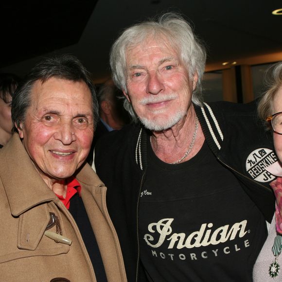 Rétro - Décès Humbert Ibach (Mémé Ibach),  auteur-compositeur, grand producteur de télé et de disques, qui a mis Sheila et Karen Cheryl en pleine lumière - Humbert Ibach, Hugues Aufray, Vline Buggy - 40 ans après la disparation de Claude François, sa parolière Vline Buggy reçoit les insignes de chevalier des Arts et Lettres des mains d'H. Aufray au sein de la Sacem à Paris le 9 avril 2018.