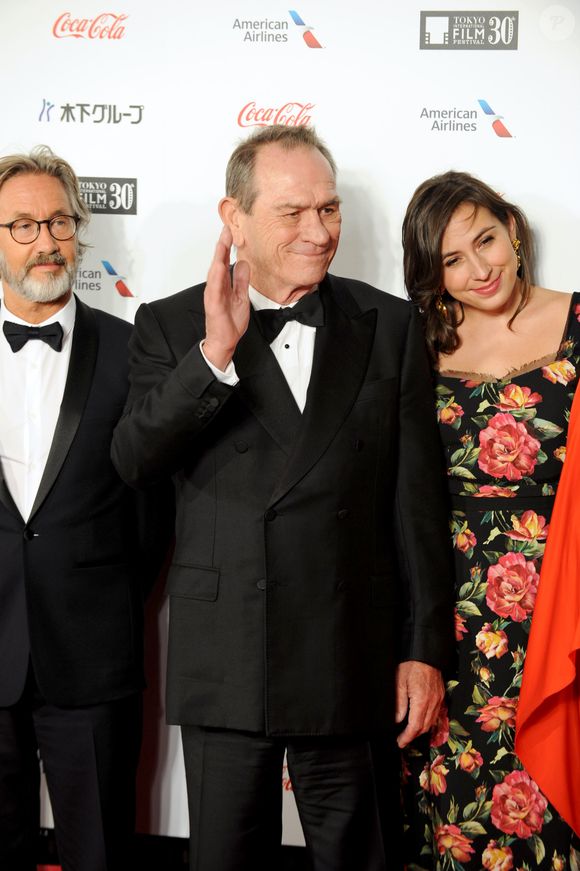 Une enquête est en cours, sans signe d’acte criminel, de suicide ou de consommation de drogue.

Rétro - Décès de Victoria Jones, fille de Tommy Lee Jones, retrouvée sans vie dans un hôtel à l'âge de 34 ans - Martin Provost, Tommy Lee Jones (Président du jury) et sa fille Victoria Jones - 30ème Festival International du Film de Tokyo. Le 25 octobre 2017
© Hiroko Tanaka / Zuma Press / Bestimage