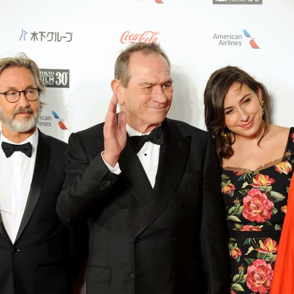 Une enquête est en cours, sans signe d’acte criminel, de suicide ou de consommation de drogue.

Rétro - Décès de Victoria Jones, fille de Tommy Lee Jones, retrouvée sans vie dans un hôtel à l'âge de 34 ans - Martin Provost, Tommy Lee Jones (Président du jury) et sa fille Victoria Jones - 30ème Festival International du Film de Tokyo. Le 25 octobre 2017
© Hiroko Tanaka / Zuma Press / Bestimage