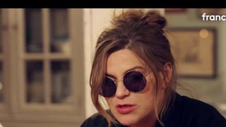Une célèbre chanteuse enceinte à 40 ans et quittée par le père de son bébé : "Je l'aime encore"