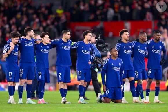 LIVERPOOL, ANGLETERRE - 11 MARS : Les joueurs du PSG sont alignés pour la séance de tirs au but du match des huitièmes de finale retour de l'UEFA Champions League 2024/25 entre le Liverpool FC et le Paris Saint-Germain à Anfield le 11 mars 2025 à Liverpool, Angleterre.