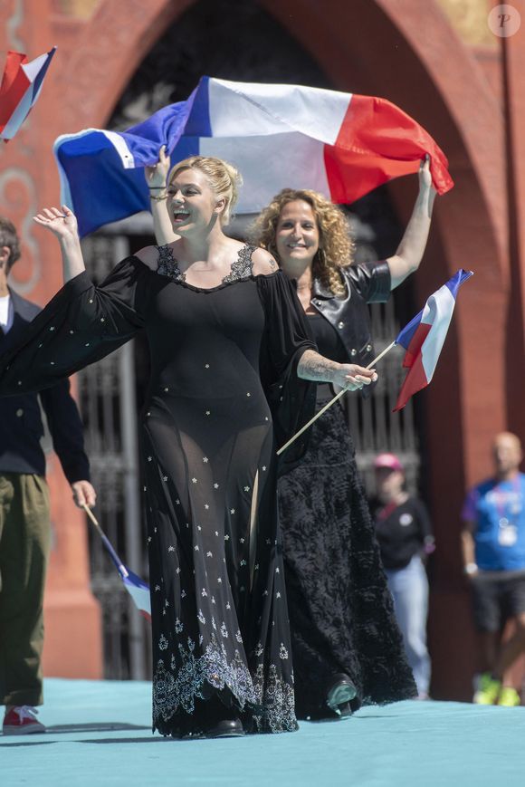 Louane sur le Tapis turquoise de l'Eurovision, le 11 mai 2025, à Bâle, en Suisse. © Baden Roth/ZUMA Press Wire