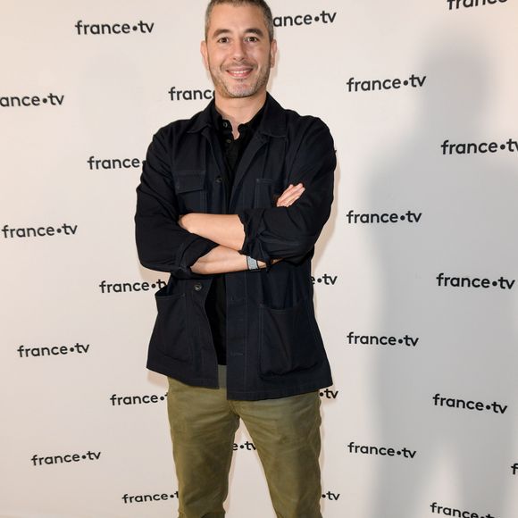 Comme cela a été officiellement annoncé, le journaliste va hériter d'une nouvelle émission dans quelques mois sur TV5 Monde.

Ali Baddou au photocall de la conférence de presse de France 2 au théâtre Marigny à Paris le 18 juin 2019

© Coadic Guirec / Bestimage