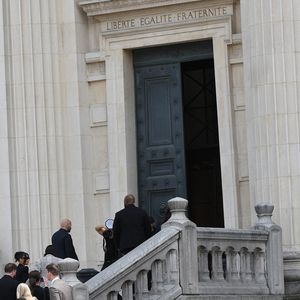 La star américaine Kim Kardashian, avec sa mère Kris Jenner et son avocat Michael Rhodes, est arrivée au procès de la rue tronchet des "Papys braqueurs" au palais de justice de Paris, France, le 13 mai 2025. La star américaine doit décrire cette nuit qui l’a «traumatisée», selon ses mots, 9 hommes et 1 femme sont jugés, soupconnés d'avoir participé au casse du siècle, en dérobant à la star 9 millions d'euros de bijoux dans la nuit du 2 au 3 octobre 2016. © Bestimage