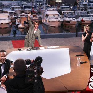 Exclusif - Mohamed Bouhafsi, Bertrand Chameroy, Fanta Kebe, Anne-Elisabeth Lemoine, Amel Bent, Shirel Nataf, Patrick Cohen, Pierre Lescure - Plateau de l'émission "C à vous" lors du 78ème Festival International du Film de Cannes le 22 mai 2025. © Jack Tribeca / Bestimage
