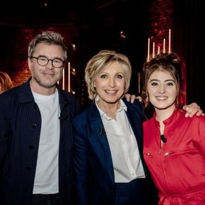 Guillaume de Tonquédec, Evelyne Dhéliat, Camille Aguilar - Sur le plateau de l'émission On Est En Direct (OEED) présentée par  L.Ruquier à Paris le 25 février 2022. © Jack Tribeca / Bestimage
