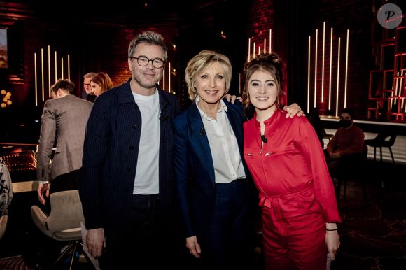 Guillaume de Tonquédec, Evelyne Dhéliat, Camille Aguilar - Sur le plateau de l'émission On Est En Direct (OEED) présentée par  L.Ruquier à Paris le 25 février 2022. © Jack Tribeca / Bestimage