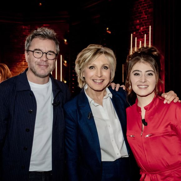 Guillaume de Tonquédec, Evelyne Dhéliat, Camille Aguilar - Sur le plateau de l'émission On Est En Direct (OEED) présentée par  L.Ruquier à Paris le 25 février 2022. © Jack Tribeca / Bestimage