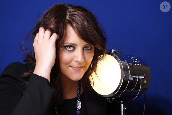 La première est Aurélie Cabrel.

Aurélie Cabrel, la fille du chanteur Francis Cabrel, pose pour des photos en studio à Paris, France, juin 2014. Photo Vim/ABACAPRESS.COM