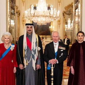 Le roi Charles III d'Angleterre et Camilla Parker Bowles, reine consort d'Angleterre - L'émir du Qatar Tamim ben Hamad Al-Thani et sa femme Jawaher bint Hamad bin Suhaim Al-Thani au dîner d'Etat au palais de Buckingham lors de sa visite d'Etat au Royaume-Uni, le 3 décembre 2024.