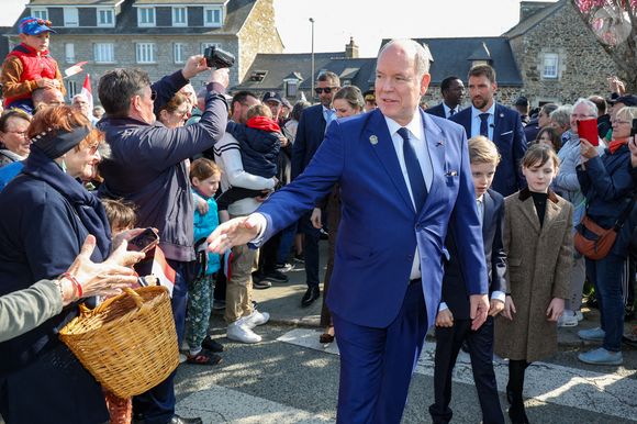 Le prince Albert II de Monaco, le prince Jacques de Monaco, marquis des Baux, la princesse Gabriella de Monaco, comtesse de Carladès, lors d'une visite à Matignon le 9 avril 2025. © Dominique Jacovides / Bestimage