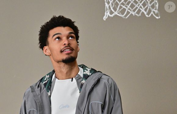 Le joueur international français de basket-ball et pivot des Spurs de San Antonio (NBA) Victor Wembanyama est revenu dans sa ville du Chesnay-Rocquencourt (Yvelines) pour inaugurer deux terrains de basket en partie financés par la fondation des San Antonio Spurs, en France, le 21 janvier 2025. © Christian Liewig/Bestimage