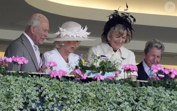 Le roi Charles III (à gauche) et la reine Camilla regardent les Sandringham Stakes lors de la quatrième journée du Royal Ascot à l'hippodrome d'Ascot, dans le Berkshire. 20 juin 2025. © Andrew Matthews/PA Wire.