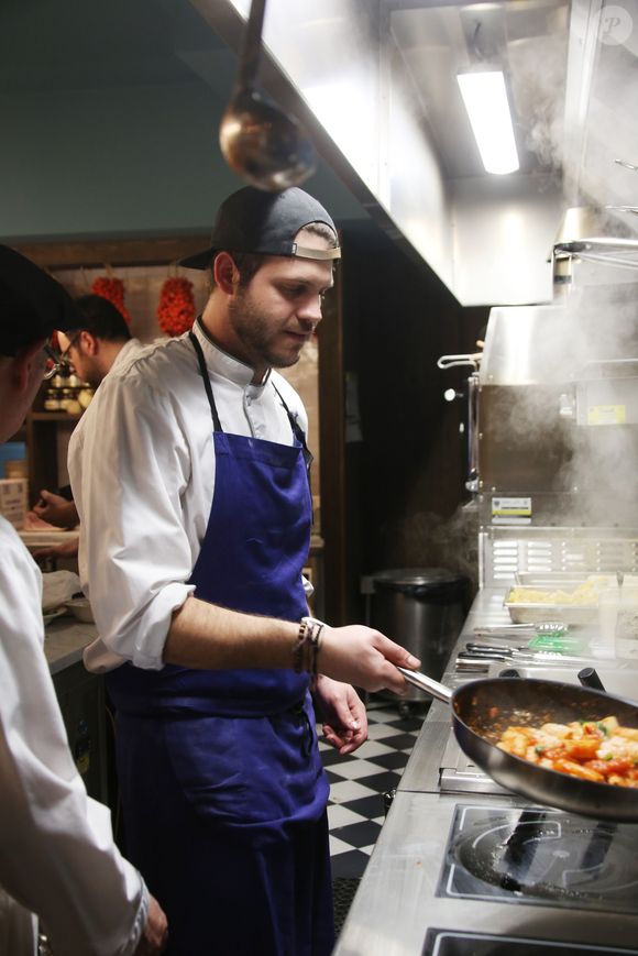 Exclusif -  Alessandro Belmondo, le fils de P. et L. Belmondo est chef cuisinier dans le nouveau restaurant "Il Cara Rosso" dont c'est l'inauguration ce jour, à Saint-Cloud le 31 janvier 2018. © Denis Guignebourg/Bestimage