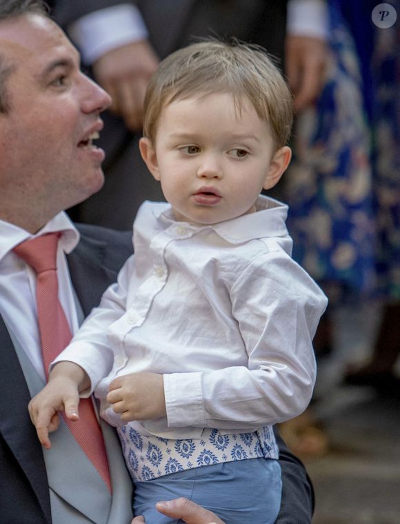 Le Grand-Duc héritier Guillaume et le Prince Charles quittent l'église Saint-Trophyme à Bormes-les-Mimosas, le 29 avril 2023, après la cérémonie de mariage. ©  Albert Nieboer / DPA/ABACAPRESS.COM