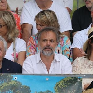 Semi-exclusif - Michel Sardou, Romain Sardou et sa compagne Kym Thiriot enceinte - Michel Sardou rend hommage à son père en famille lors du premier trophée de pétanque "Fernand Sardou" à Bormes-les-Mimosas le 29 mai 2026. Le célèbre chanteur est venu en famille avec sa femme, son fils Romain avec son fils de deux ans et demi et de sa compagne enceinte de son deuxième enfant.
La première édition du Trophée Fernand Sardou est organisée du 29 au 31 mai au coeur du village de Bormes les Mimosas. Une initiative portée par Michel et son fils Romain, pour rendre hommage à leur illustre parent Fernand Sardou au travers d'un tournoi de pétanque.
En lien avec la municipalité et l'Amicale Bouliste Borméenne (ABB), un premier Trophée Fernand Sardou sera organisé avec deux grands temps forts : Le vendredi, dès 18h, un tournoi d'exhibition sera proposé et verra s'affronter 16 triplettes. Puis un concours fédéral à pétanque sera organisé le weekend et ouvert à tous les amateurs. 128 équipes seront réparties sur les sites les plus emblématiques du village, à savoir au boulodrome de la place Saint-François, mais aussi au parc Cigalou, sur le site du château et à l'ancien stade. © Franz Chavaroche/Bestimage