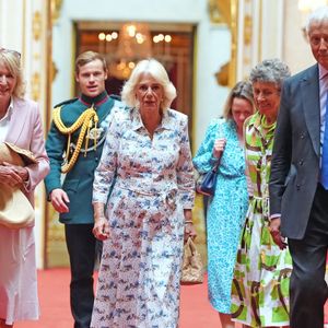Il s'agit d'une première en dix-sept ans lorsque Nicolas Sarkozy était reçu par la reine Elizabeth II en 2008.

Le roi Charles III d'Angleterre et Camilla Parker Bowles, reine consort d'Angleterre, donnent une réception au palais de Buckingham à Londres, célébrant 40 ans d'artistes accompagnant les visites officielles à l'étranger, le 9 juillet 2025.