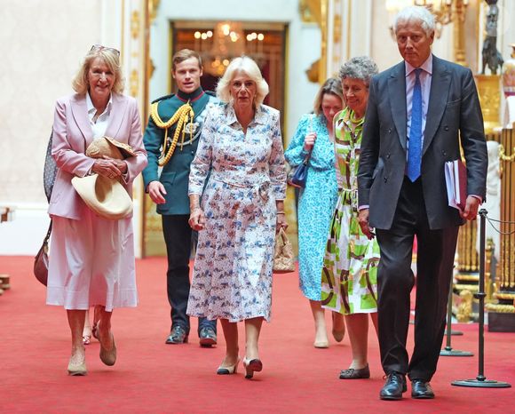 Il s'agit d'une première en dix-sept ans lorsque Nicolas Sarkozy était reçu par la reine Elizabeth II en 2008.

Le roi Charles III d'Angleterre et Camilla Parker Bowles, reine consort d'Angleterre, donnent une réception au palais de Buckingham à Londres, célébrant 40 ans d'artistes accompagnant les visites officielles à l'étranger, le 9 juillet 2025.