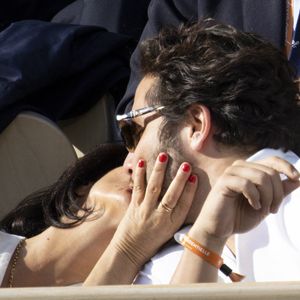 Florence Foresti et son compagnon Alexandre Kominek - People dans les tribunes lors des Internationaux de France de Tennis de Roland Garros 2022 à Paris le 29 mai 2022. © Cyril Moreau/Bestimage