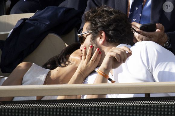 Florence Foresti et son compagnon Alexandre Kominek - People dans les tribunes lors des Internationaux de France de Tennis de Roland Garros 2022 à Paris le 29 mai 2022. © Cyril Moreau/Bestimage