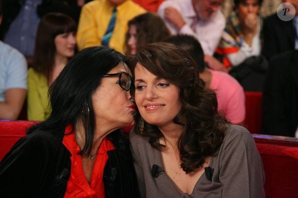 Nana Mouskouri et sa fille Helene Petsilas lors de l'enregistrement de l'émission Vivement Dimanche a Paris, France, le 10 octobre 2007. Photo Max Colin/ABACAPRESS.COM