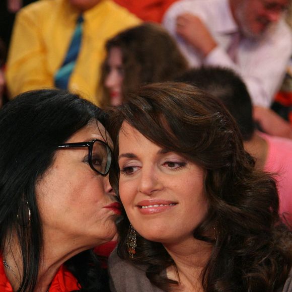 Nana Mouskouri et sa fille Helene Petsilas lors de l'enregistrement de l'émission Vivement Dimanche a Paris, France, le 10 octobre 2007. Photo Max Colin/ABACAPRESS.COM