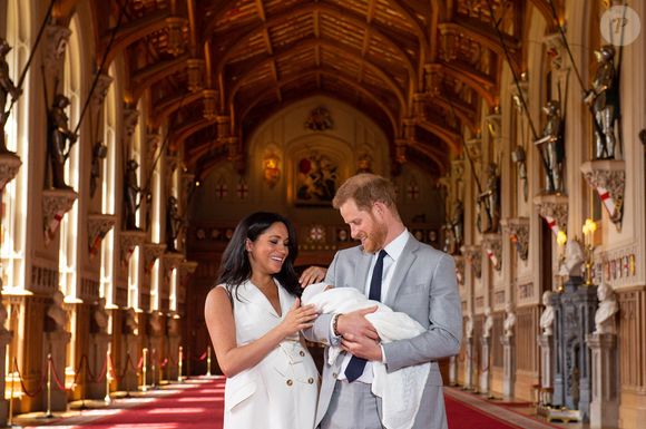 Photo d'archives du 08/05/19 du duc et de la duchesse de Sussex avec leur petit garçon, Archie Harrison Mountbatten-Windsor, lors d'un photocall à St George's Hall au château de Windsor dans le Berkshire. Photo par Dominic Lipinski/PA Wire.
