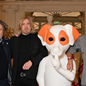 Vêtue d’un costume gris oversize et de son pantalon assorti, la maman de Nina prouve qu’elle a toujours du style, même dans un look tomboy.

EXCLUSIF - Olivier Dalacroix, Stéphane Bolongaro et Adriana Karembeu pour une soirée unique dans les salons du Musée Masséna à Nice, le 22 janvier 2026, au profit de la Fondation Claude Pompidou© Bruno Bebert/Bestimage