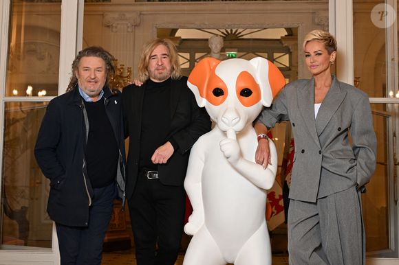 Vêtue d’un costume gris oversize et de son pantalon assorti, la maman de Nina prouve qu’elle a toujours du style, même dans un look tomboy.

EXCLUSIF - Olivier Dalacroix, Stéphane Bolongaro et Adriana Karembeu pour une soirée unique dans les salons du Musée Masséna à Nice, le 22 janvier 2026, au profit de la Fondation Claude Pompidou© Bruno Bebert/Bestimage