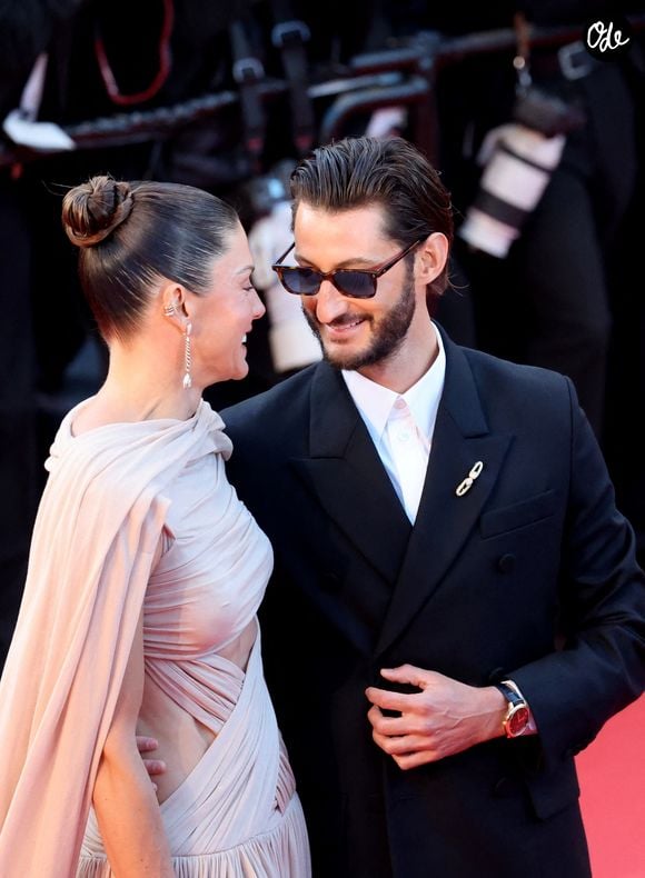 Pierre Niney et sa compagne Natasha Andrews - Montée des marches du film "Histoires parallèles" lors du 79ème Festival International du Film de Cannes, le 14 mai 2026. 

© Jacovides-Moreau / Bestimage