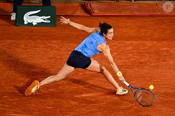 Elle sombre mentalement, refuse d’abord l’aide, puis finit par consulter un psy, ce qui l’aide à rebondir.

Lois Boisson durant la demi-finale féminine à Roland-Garros le 5 juin 2025. Photo by Sandra Ruhaut/Icon Sport/ABACAPRESS.COM