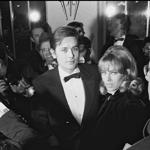 "Toi et Mireille avez dû l’accueillir les bras ouverts, ça a dû le rassurer un peu, le Samouraï" 
Archives - Alain Delon et Nathalie Delon lors de la 22e nuit du cinéma au théâtre Marigny à Paris le 23 novembre 1967 AGENCE / BESTIMAGE
