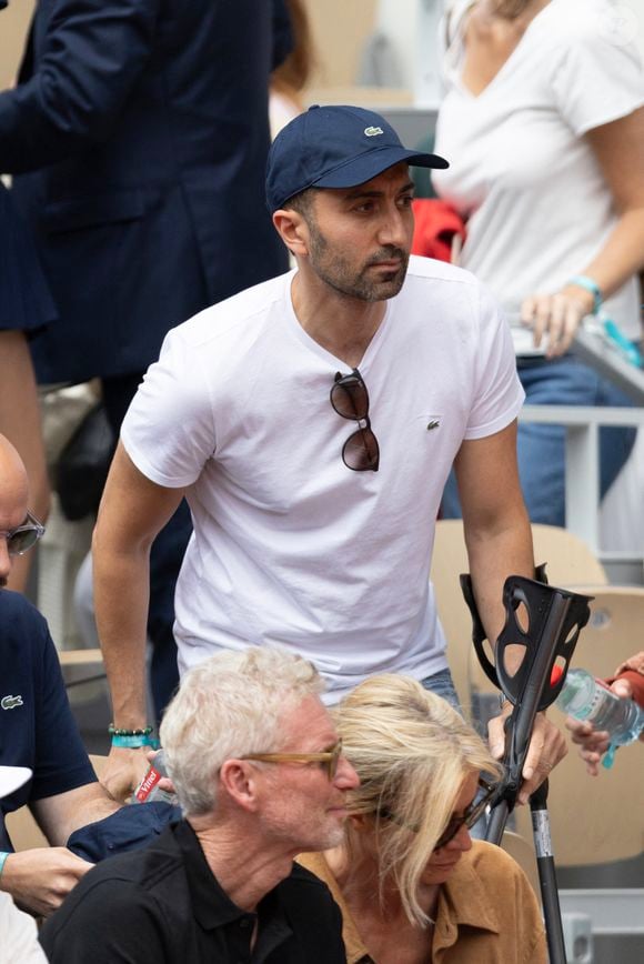 Elle rejoint ainsi l'équipe de chroniqueurs de Dr Jimmy Mohamed, que l'on ne présente plus. Jimmy Mohamed dans les tribunes lors des Internationaux de France de Tennis de Roland Garros 2025 à Paris, le 29 mai 2025. © Moreau / Jacovides / Bestimage
