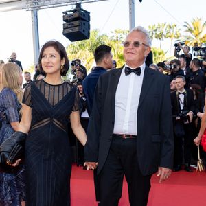 Michel Field et sa compagne Julie Gaouzé - Montée des marches du film « Emilia Perez » lors du 77ème Festival International du Film de Cannes, au Palais des Festivals à Cannes. Le 18 mai 2024
© Olivier Borde / Bestimage