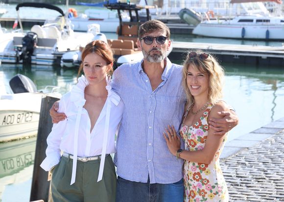 Zoe Laib, Laurent Kerusoré et Lea Francois lors du photocall du 'Plus belle vie, encore plus belle' lors du 27ème Festival de la Fiction de la Rochelle, France, le 19 septembre 2025. © Denis Guignebourg/Bestimage