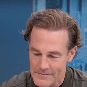 Sur cette image, James porte un cardigan, un jean noir et des bottines en daim, tandis que Kimberly arbore une robe signée Christy Dawn qui lui arrive aux chevilles.
James Van Der Beek étouffe ses larmes alors qu'il fait le point sur son état de santé après avoir été diagnostiqué d'un cancer colorectal, dans l'émission Good Morning America. Photo par Backgrid UK/ Bestimage