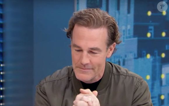 Sur cette image, James porte un cardigan, un jean noir et des bottines en daim, tandis que Kimberly arbore une robe signée Christy Dawn qui lui arrive aux chevilles.

James Van Der Beek étouffe ses larmes alors qu'il fait le point sur son état de santé après avoir été diagnostiqué d'un cancer colorectal, dans l'émission Good Morning America. Photo par Backgrid UK/ Bestimage