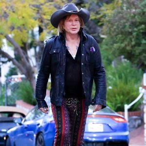 En quelques jours, celle-ci a déjà récolté 55 000 euros. L'objectif est de 100 000.

Mickey Rourke menacé d'expulsion pour des loyers impayés - Exclusif - Mickey Rourke se promène dans les rues de Los Angeles le 17 mars 2023.