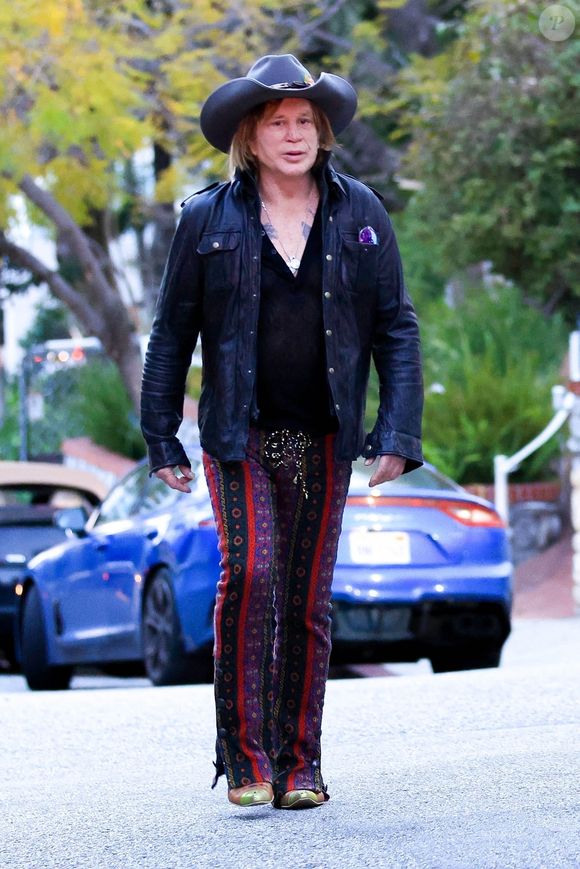 En quelques jours, celle-ci a déjà récolté 55 000 euros. L'objectif est de 100 000.

Mickey Rourke menacé d'expulsion pour des loyers impayés - Exclusif - Mickey Rourke se promène dans les rues de Los Angeles le 17 mars 2023.