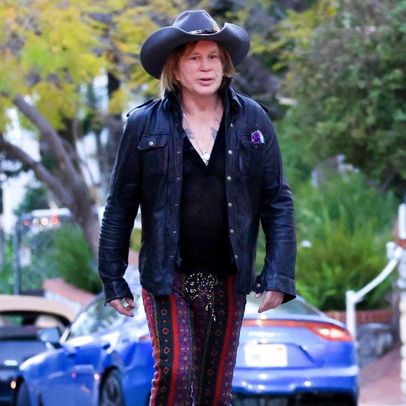 En quelques jours, celle-ci a déjà récolté 55 000 euros. L'objectif est de 100 000.

Mickey Rourke menacé d'expulsion pour des loyers impayés - Exclusif - Mickey Rourke se promène dans les rues de Los Angeles le 17 mars 2023.