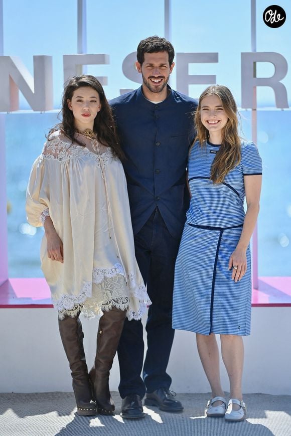 Zoé Adjani-Vallat, Victor Belmondo et Camille Razat assistent à la séance photo de « Le Rouge et le Noir » lors du 9e Festival international de Canneseries, le 25 avril 2026 à Cannes, en France. Photo de Franck Castel/ABACAPRESS.COM